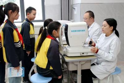 房县东城小学晓阳校区:有效减少近视发生 呵护孩子光明未来