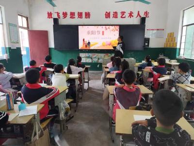 房县大木厂镇希望小学开展“敬老孝亲”重阳节活动