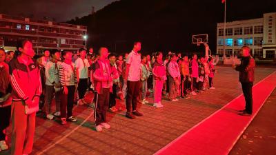 房县土城小学：开展宿舍夜间消防应急疏散演练