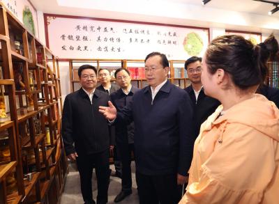 王忠林到房县和郧阳区调研强调：因地制宜发展壮大优势产业 深入推进以人为核心的新型城镇化 持续巩固回升向好态势 为全省经济稳增长多作贡献