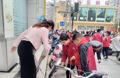 房县实验小学：小小志愿者 大大正能量