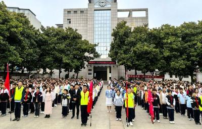 房县城关一中少先队建队日主题活动落幕