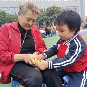 悦动金秋乐享重阳——房县幼儿园教联体开展重阳节趣味运动会