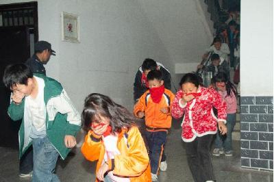 九道乡咸水东风希望小学组组织夜间消防疏散演练