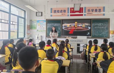 房县东城小学：致敬榜样传精神 争做时代好少年