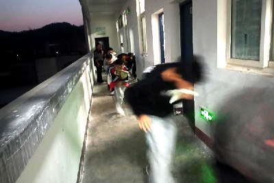 白鹤学校开展夜间消防应急疏散演练  