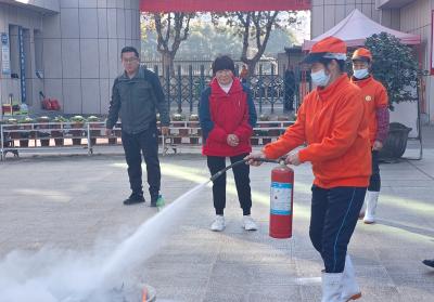 房县城关一中：消防演练进校园 安全知识记心间
