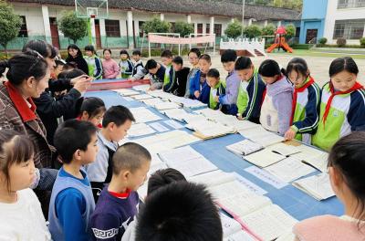 城关镇三海小学：举办“作业展览”活动