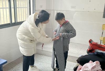 大木厂镇板桥小学：困难学生大帮扶 爱心宝妈送温暖