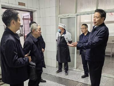 土城镇中小学校迎接校园食堂食品安全监督专项检查