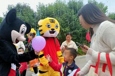 军店镇中心幼儿园：金秋悦童心 快乐亲子行