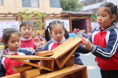 房县幼儿园大班组开展创意建构活动