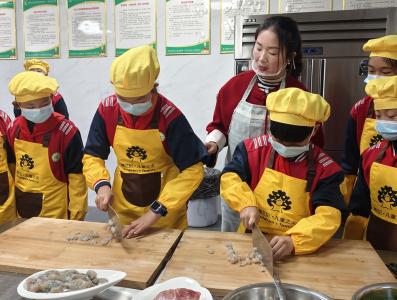 房县东城小学：匠心育人劳动美 灶火传承卷卷香