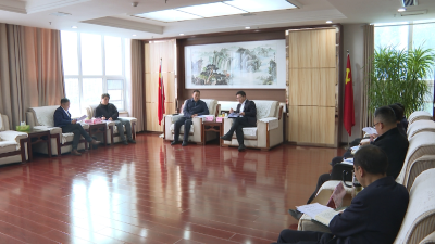 谢晓鸣与华新水泥十堰基地主任刘文兵座谈