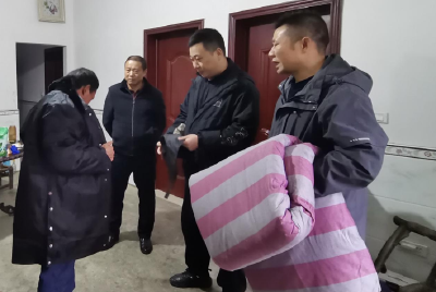 窑淮镇：寒冬棉被送真情
