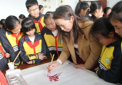 房县东城小学：水墨丹青进校园 传统文化润心田