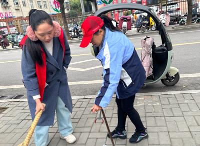 房县东城小学：志愿服务进社区 清洁打扫暖人心