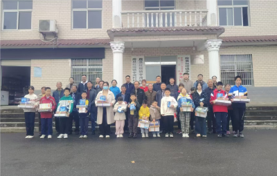 房县县委编办开展“暖心伴成长 关爱留守儿童”活动