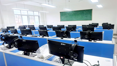 七河中学：英语听说机考语音室建成并投入使用
