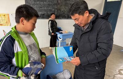 城关镇三海小学：开展管制刀具和不良图书清缴活动