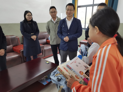 天风送爱书包暖，证券传情读物香——天风证券公司赴窑淮学校慰问困难学生