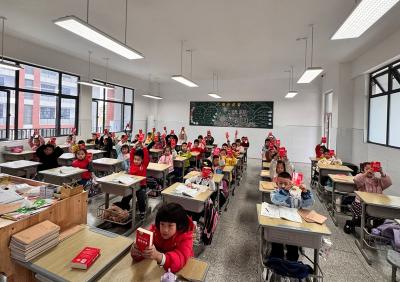 房县东城小学晓阳校区：发放免费字典 践行教育公平