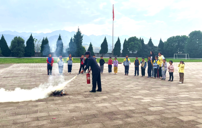 化龙堰镇民族小学开展“11.9”消防演练活动