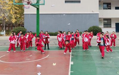 房县东城小学：小小纸飞机 大大科技梦