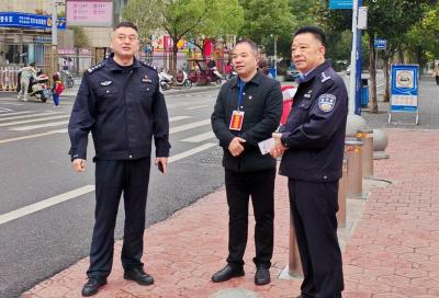 房县多部门联合到东城小学开展交通安全大检查