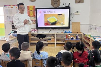 房县幼儿园：家长进课堂 携手助成长