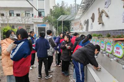 门古寺镇河兴小学：爱心捐赠 “温”润寒冬