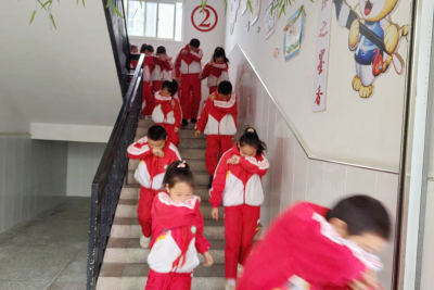 城关镇花宝小学：消防演练防范未然