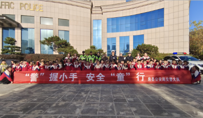 “警”握小手、安全“童”行——房县交警开展萌娃进警营活动