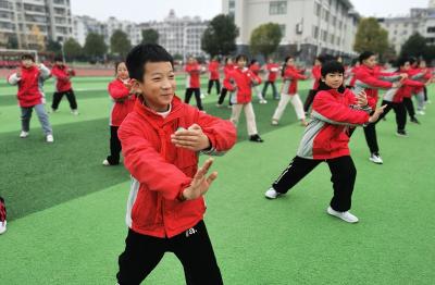 房县东城小学：弘扬传统文化 争做小小太极郎