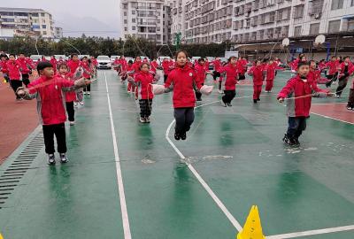 房县东城小学：舞动青春 跳出健康