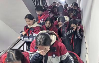 房县城关一中开展夜间消防演练