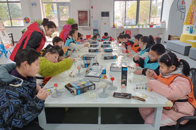 城关镇北关社区童伴之家开展八大行星科普手工活动