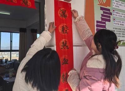 军店小学：教师自发写对联 元旦氛围感拉满