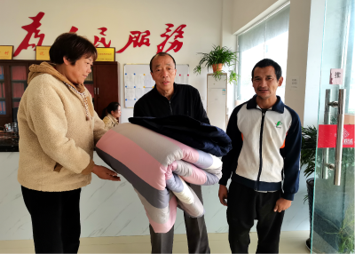 化龙堰镇：寒冬送棉被 温情暖人心