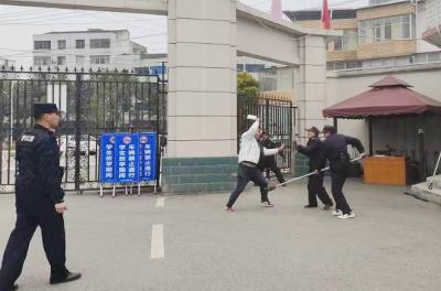 军店初中：反恐防暴真演练 警校联手保平安