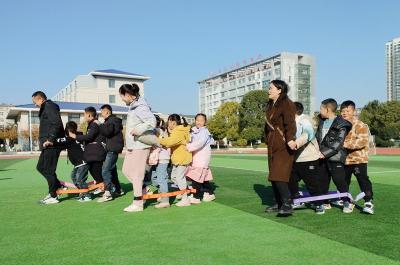 房县东城小学：游戏相伴 快乐童年