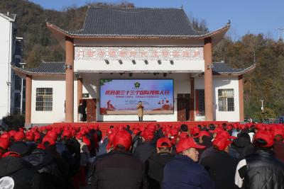 房县文艺进乡村“书画助残”活动走进门古寺镇