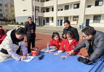 房县东城小学：垃圾分一分 生活美十分