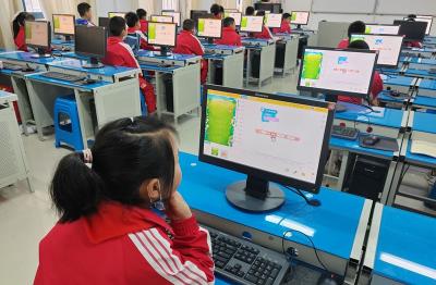 房县东城小学：编程社团入校园 科技清流助双减