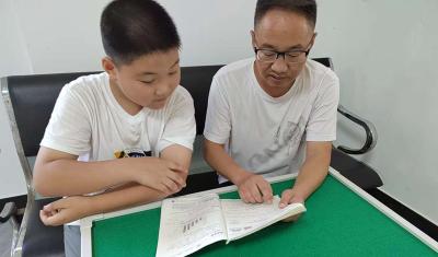 提灯引路 育梦成光——记房县东城小学市级师德标兵张先亮