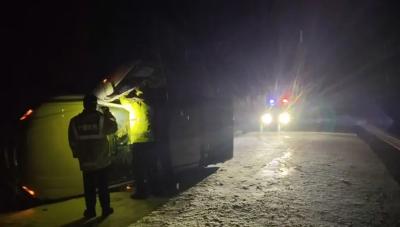 风雪夜车辆侧翻！房县公安紧急救援