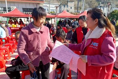 房县医保局“现场办公”宣传医保政策  