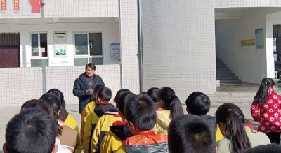 门古寺镇秦口小学：开展全国交通安全日活动