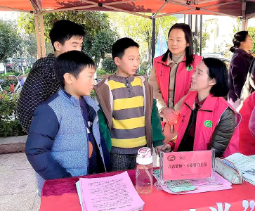 房县开展“青春健康·关爱留守儿童”宣传服务活动