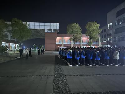 房县思源实验学校：开展夜间消防疏散演练